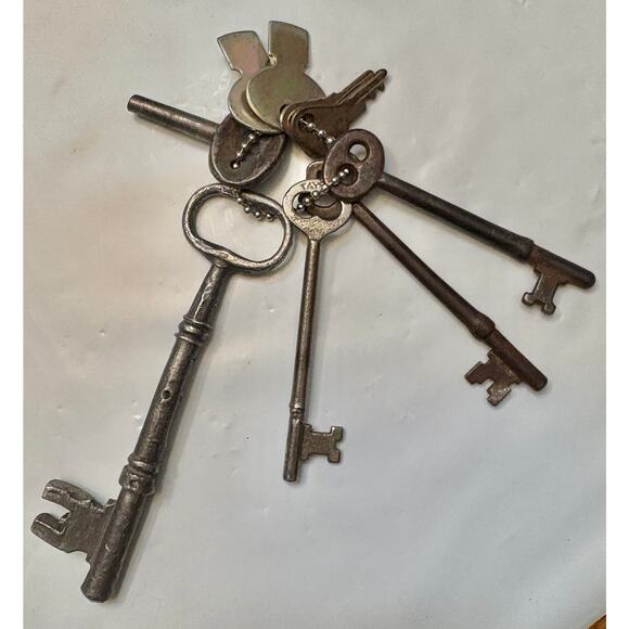 Vintage Antique Metal Skeleton Keys & Assorted Keys Set of 9 - Picture 6 of 6